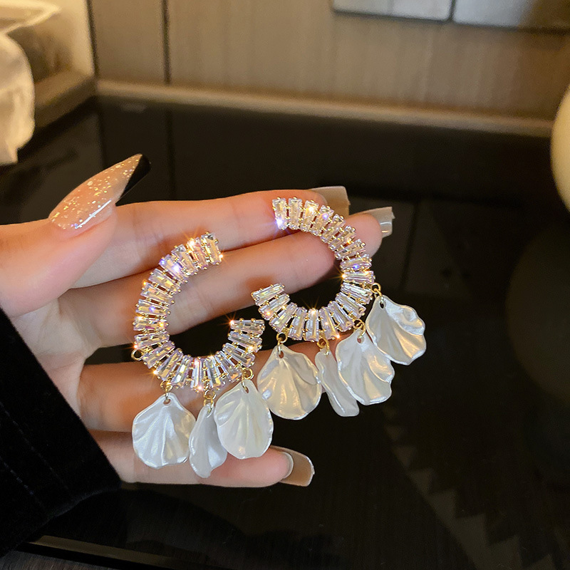 Flores dulces y elegantes transfronterizas, pendientes de perlas de amor, pendientes de estilo literario de moda de nicho, pendientes de todo fósforo con personalidad, mujeres