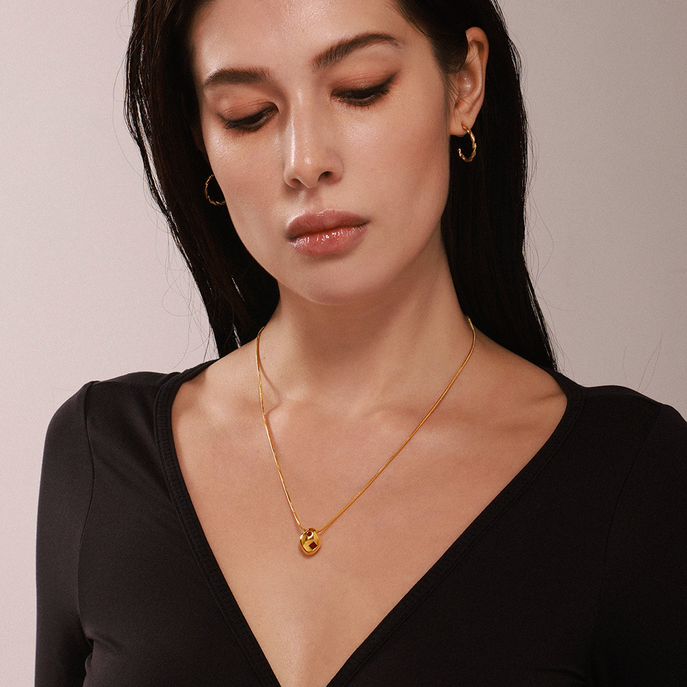 La moda europea y americana de la colgante de bolas 18k de oro real collar de anillo de acero inoxidable conjunto de joyería para mujeres