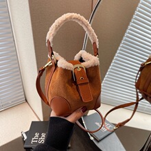 韩系小众手提水桶包包女2024新款秋冬复古时尚单肩包毛绒斜挎包