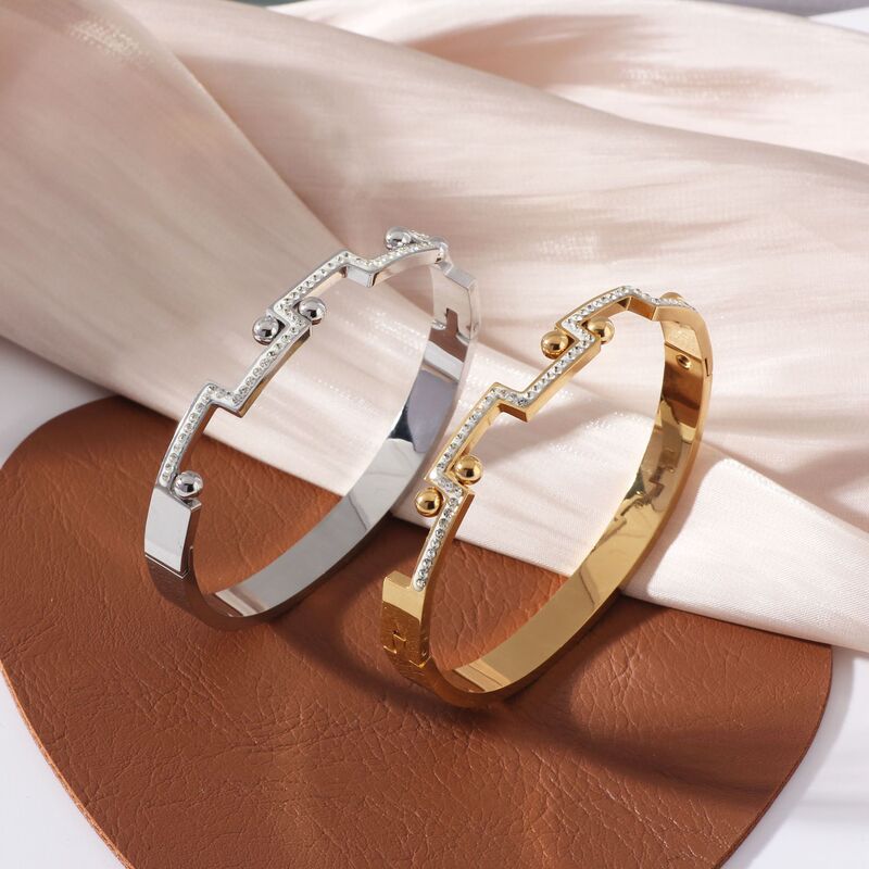 Cross-Border Hot-Selling Special Price Titanium Steel Bracelet for Women, Light Luxury Niche Design, High-End, High-Quality Electroplating Color-Preserving Jewelry