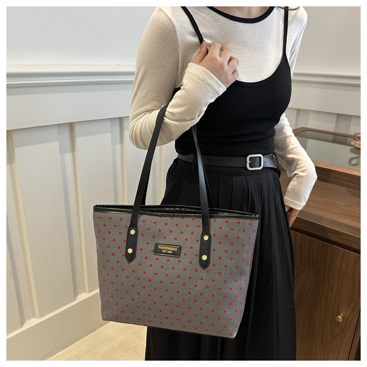 The 2024 new Korean-style tote bag with a college style is stylish, elegant and beautiful. It is a large-capacity single-shoulder and underarm commuter handbag undefined