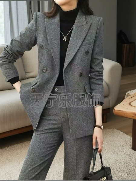 Long-sleeve, classic suit jacket
