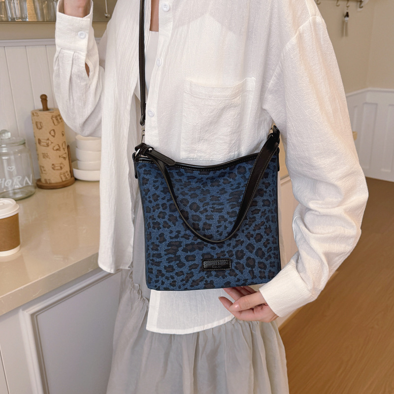 Niche Zhong esmaltado leopardo bolso de cubo para mujeres 2025 nuevo alta sensación de brazo de hombro bolso de transporte universal