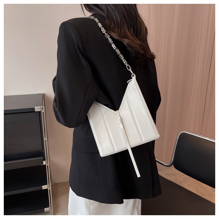 Women's Small Pu Leather Stripe Solid Color Classic Style Chain Square Lock Clasp Crossbody Bag display picture 2