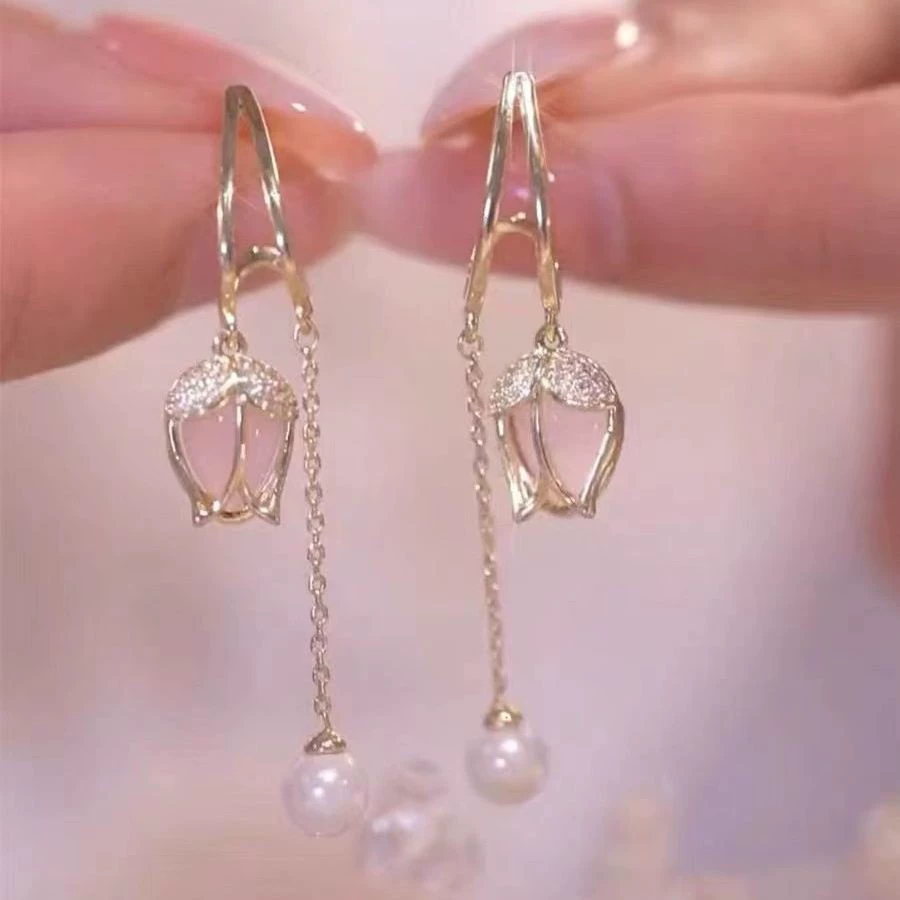 Серьги из жемчуга цвета фуксия с кисточками, тренд сезона