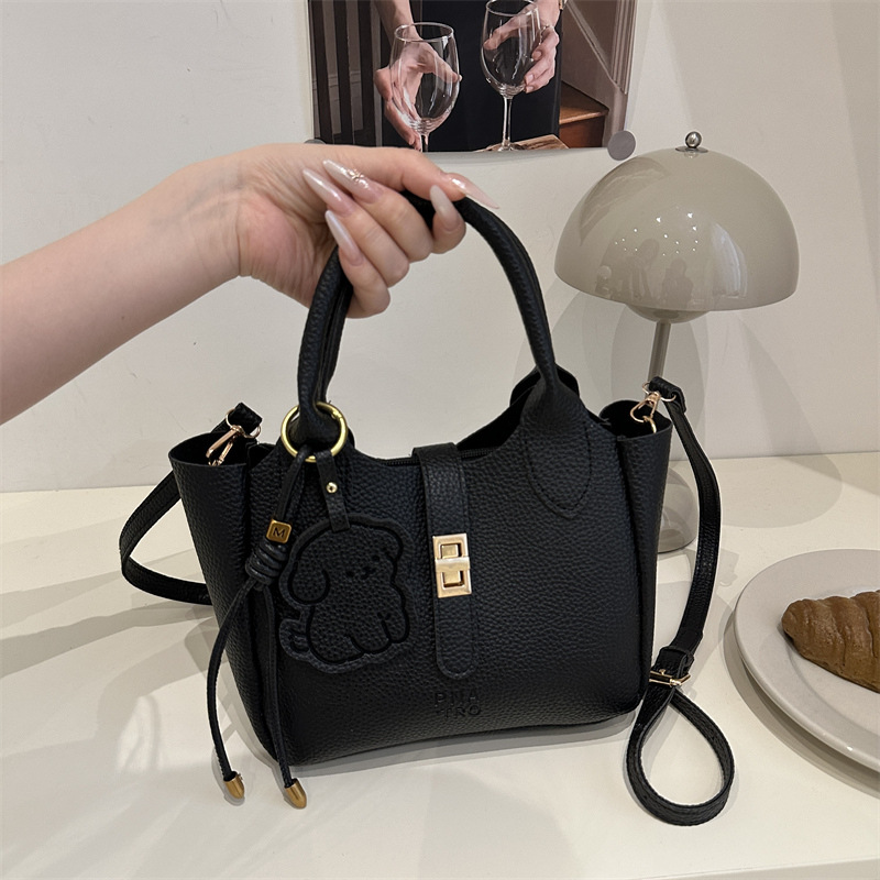 Bolsos de gran capacidad para mujer primavera y verano todo fósforo 2025 nueva versión coreana de la bolsa de mensajero casual popular de este año
