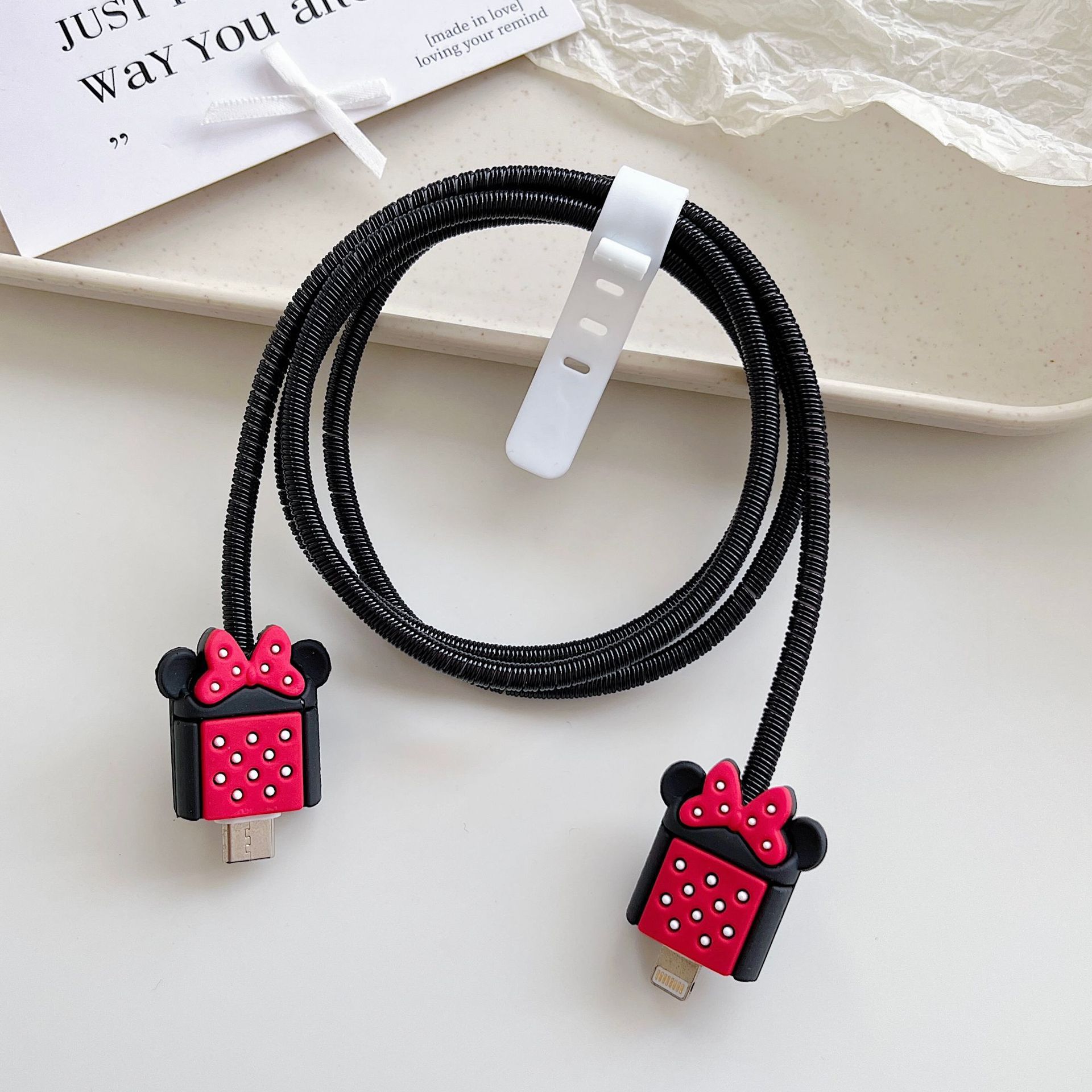 Amazon cartoon cable de datos cubierta adecuada para Apple Android cable de datos de carga rápida cuatro piezas en stock al por mayor