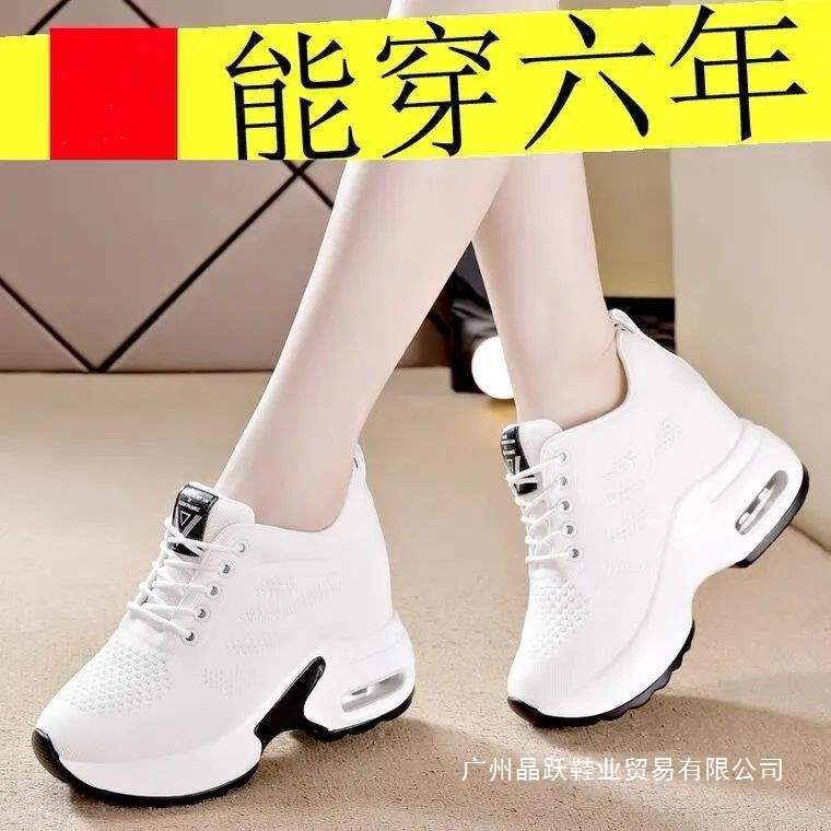 Zapatos blancos de suela gruesa interior para mujer 2025 nuevo estilo coreano de malla voladora salvaje transpirable zapatos deportivos casuales para niños