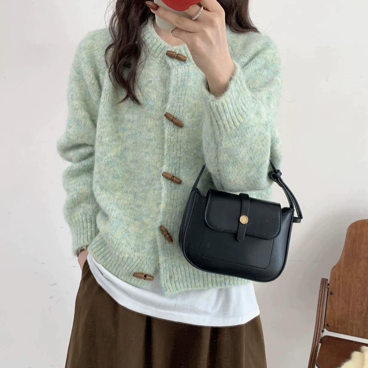 Корейский сладкий вязаный кардиган с круглым вырезом и деревянными пуговицами, уменьшающий возраст, новый универсальный свитер для женщин, осень 2025