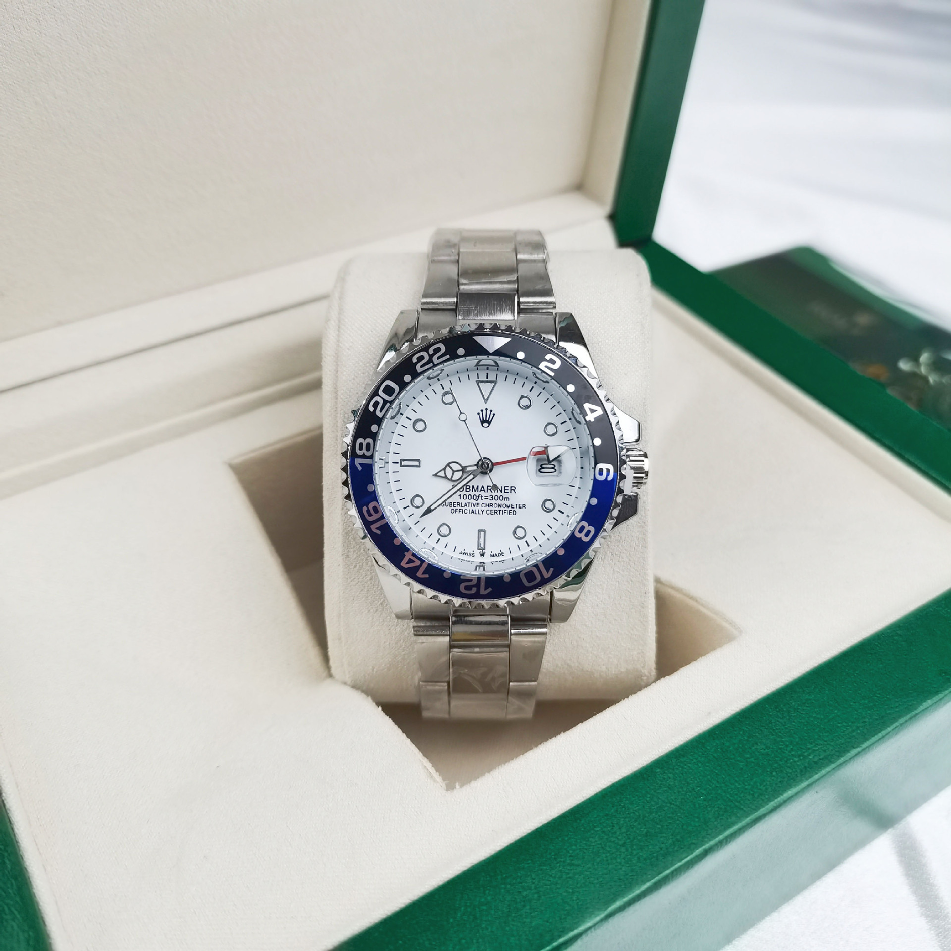 Four-pin coke circle, three silver, black and blue circles, white surface