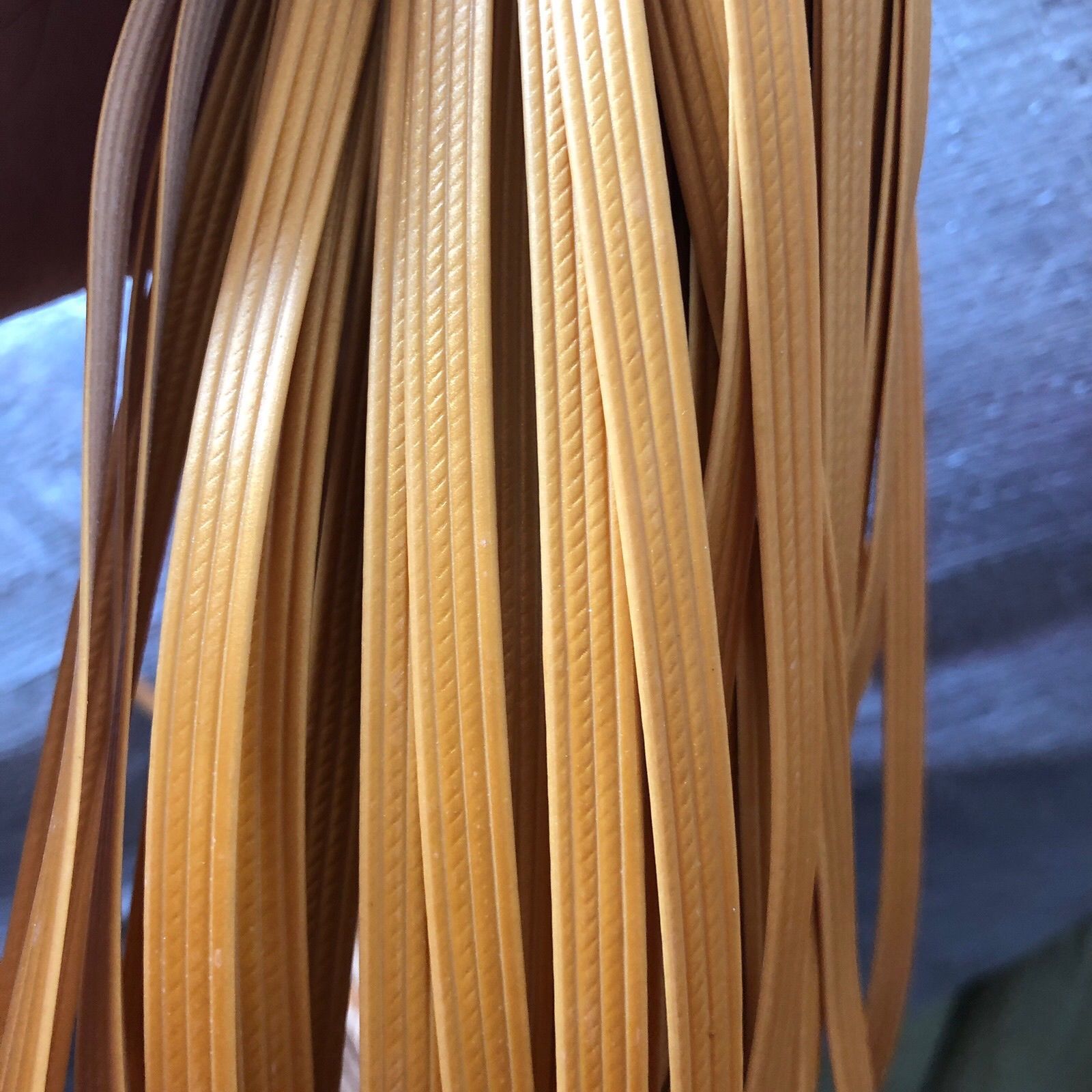 네 가닥의 황금빛 평평한 덩굴