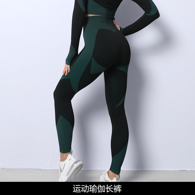 짙은 녹색 바지