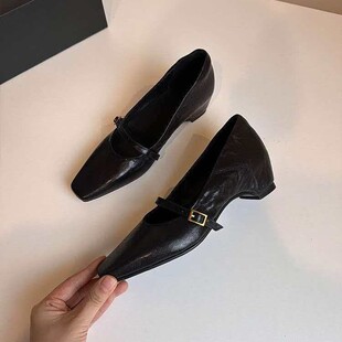 ��ɫ���s�����߬�����ЬŮ�¿�ͨ�ڷ��^һ�ֿ۸߸�Ь�͹�ƽ�׆�Ь