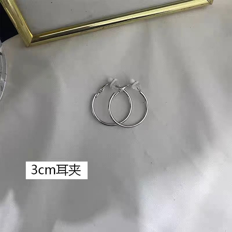 Pendientes de aro lisos para mujer, lujo ligero, pendientes de alta gama, pendientes populares, aretes de diseño exclusivo, aretes de otoño e invierno al por mayor