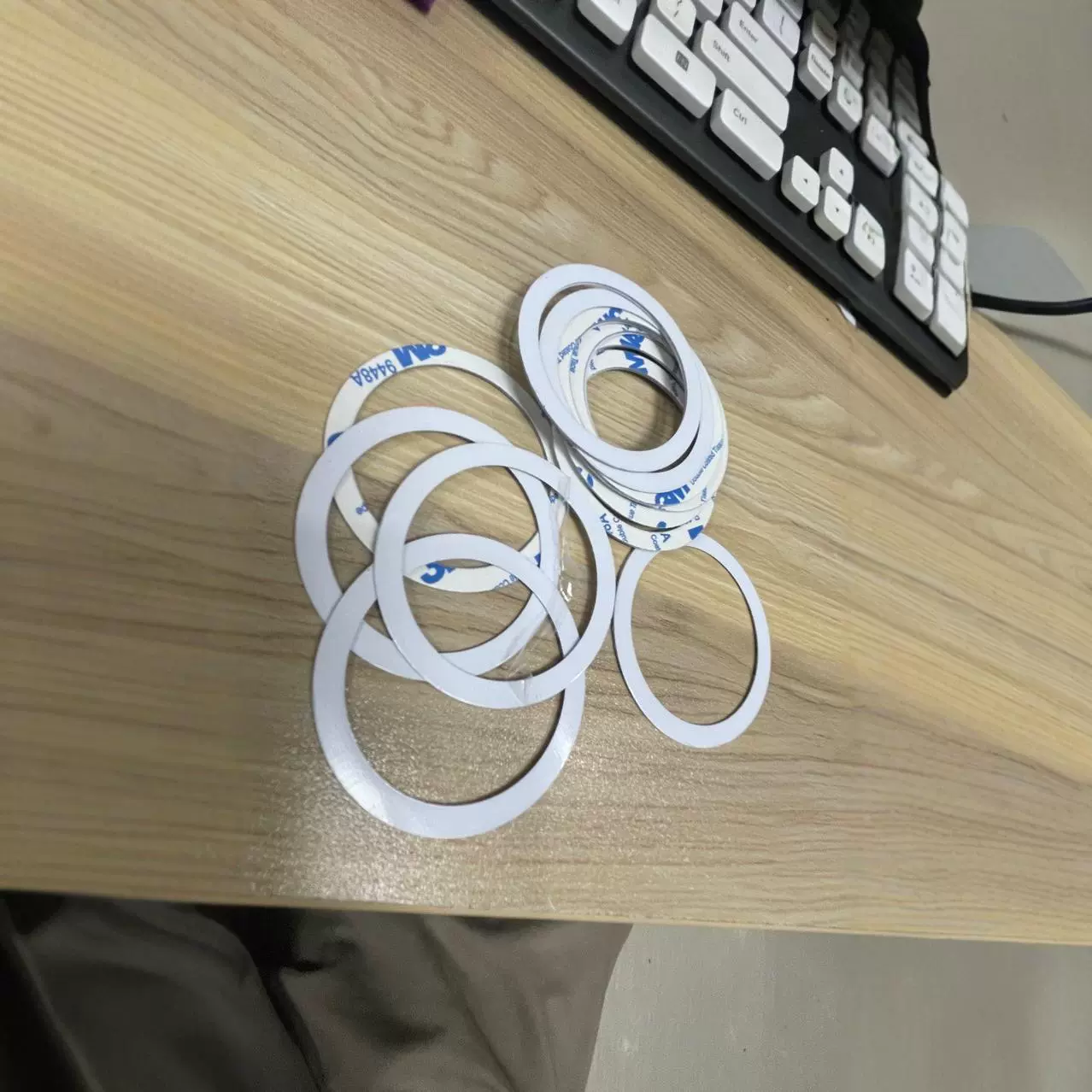 Mobile phone magnetic absorbing bracket Dagging ring white silk -printed belt coverage with back glue itself does not have a magnetic iron ring