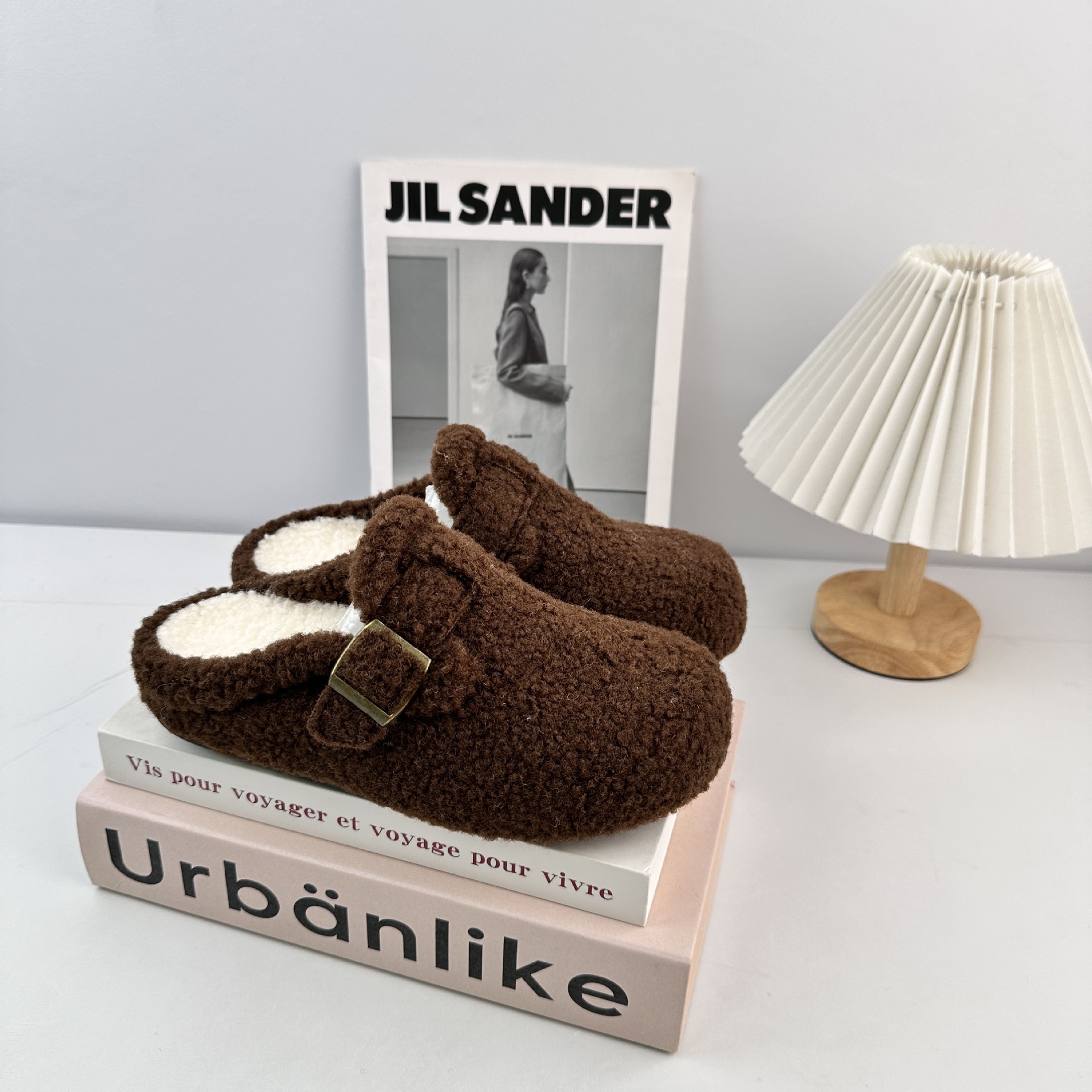 Yuanbo 2025 otoño y invierno nuevo estilo de moda con zapatillas de terciopelo, zapatillas de algodón vintage Burken perezosas