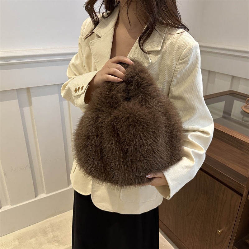 Bolsa de mano para mujeres nuevo estilo de peluche de color sólido simple y popular bolsa de lana de aire exterior temperamento casual textura de viaje de hombro