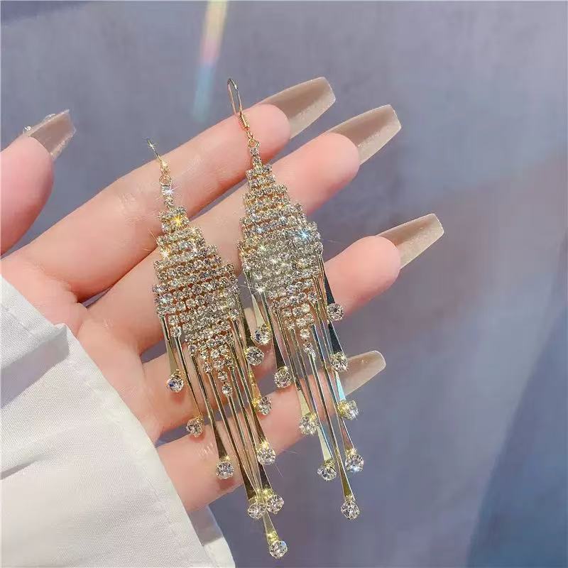 S925銀針の軽い豪華なフリンジイヤリングの宴会風の高級感があります。