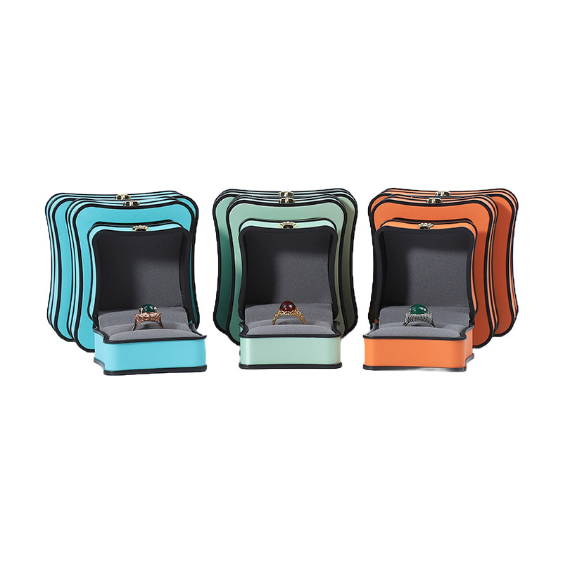 Caja de joyería corona pequeña cintura pu pendientes collar caja de anillo joyería caja de embalaje de joyería de ángulo redondeado alta sensación en stock image 4
