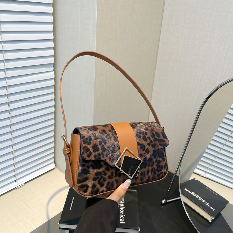 2024 invierno nuevo bolso de brazo de aire de moda simple bolso cuadrado de viaje personalidad bolso de hombro de empalme de color