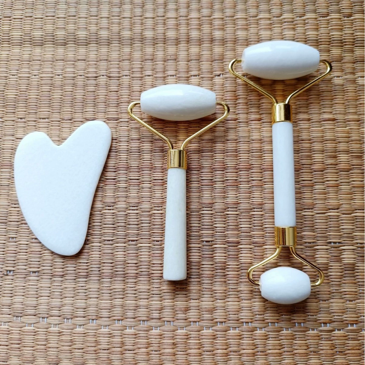 Производители оптом нефритовый ролик Белый нефритовый Ролик массажный костюм Нефритовый Кун костюм массаж лица Белый нефрит набор из трех частей