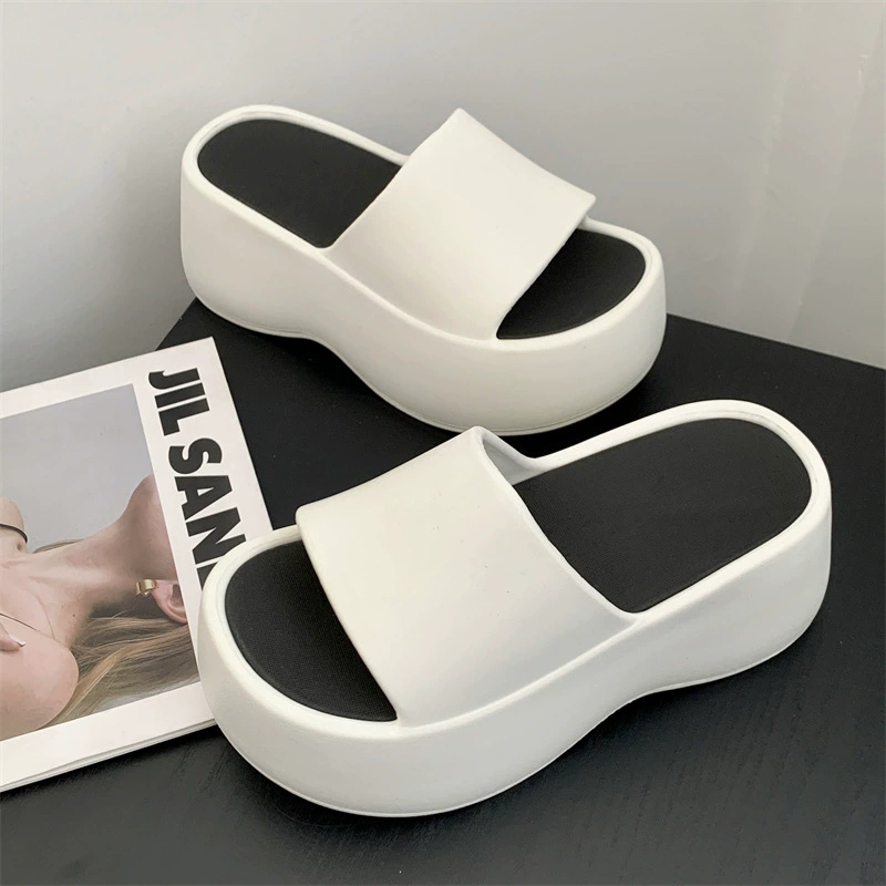 Тапки EVA с толстой подошвной женской одеты летом новые пляжи увеличивают ощущение дерьма