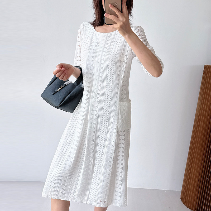 Italian Hm Diamond-Shaped Hollow Lace Dress with Round Neck, Three-Quarter Sleeves, Loose Straight Fit, Slimming Mid-Length Dress with Minor Imperfections