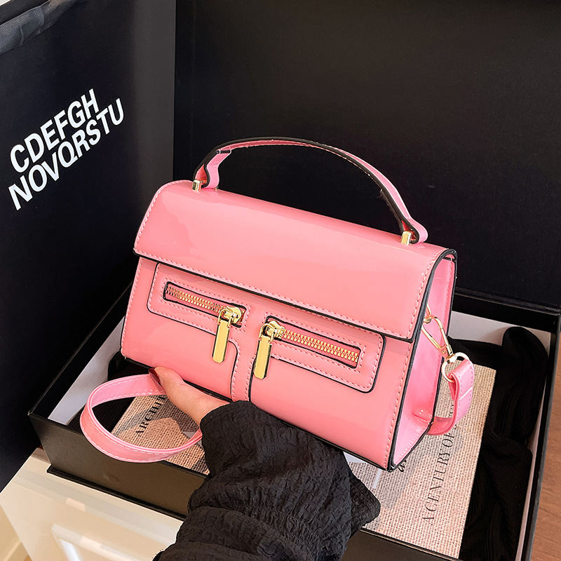 Bolso de diseño de nicho 2025 verano nuevo bolso femenino de alta calidad textura bolso de hombro charol brillante bolso de mensajero marea