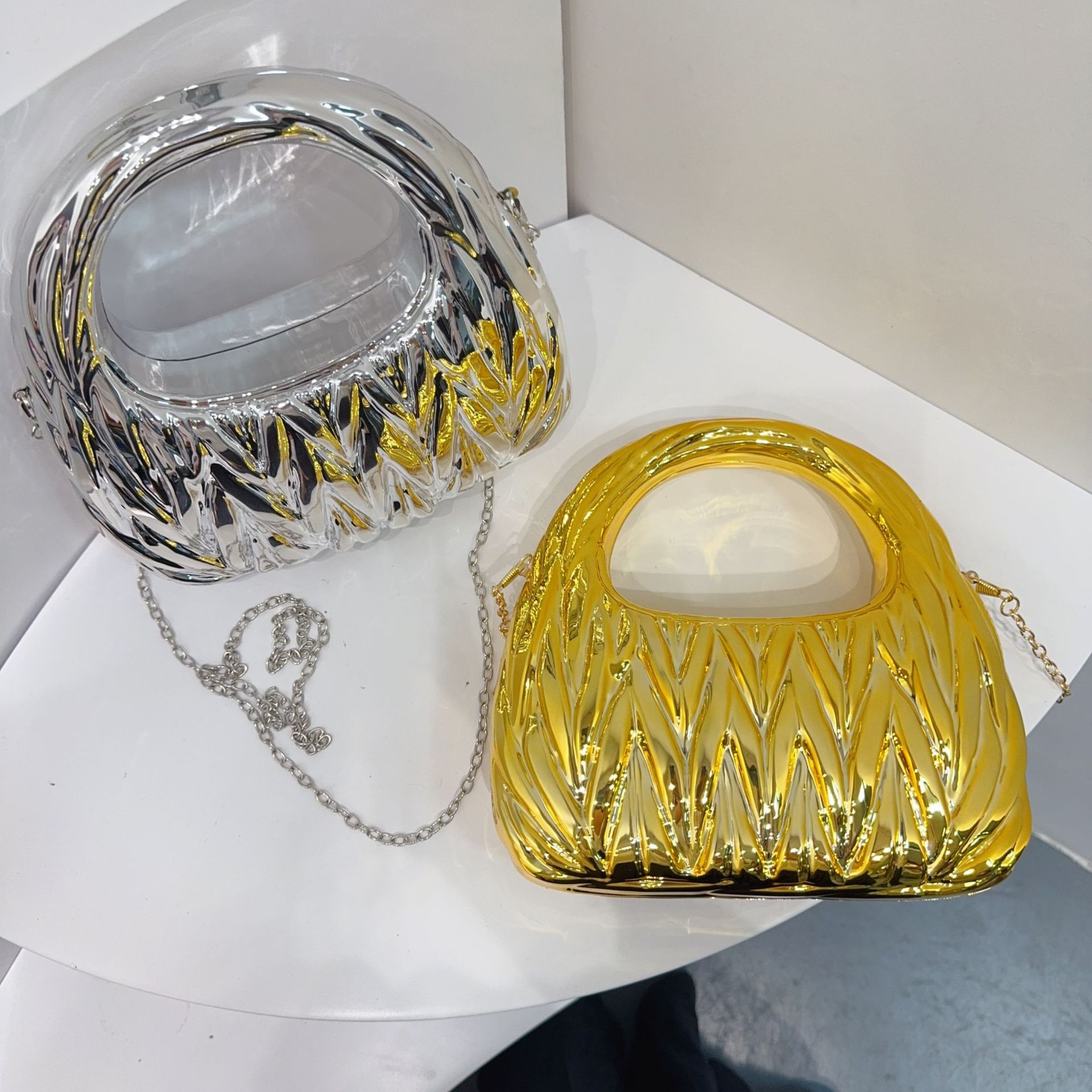 Creative acrylic bag, European and American cross-border fashion pleated cloud bag, versatile, light luxury and personalized banquet handbag Specification drawing