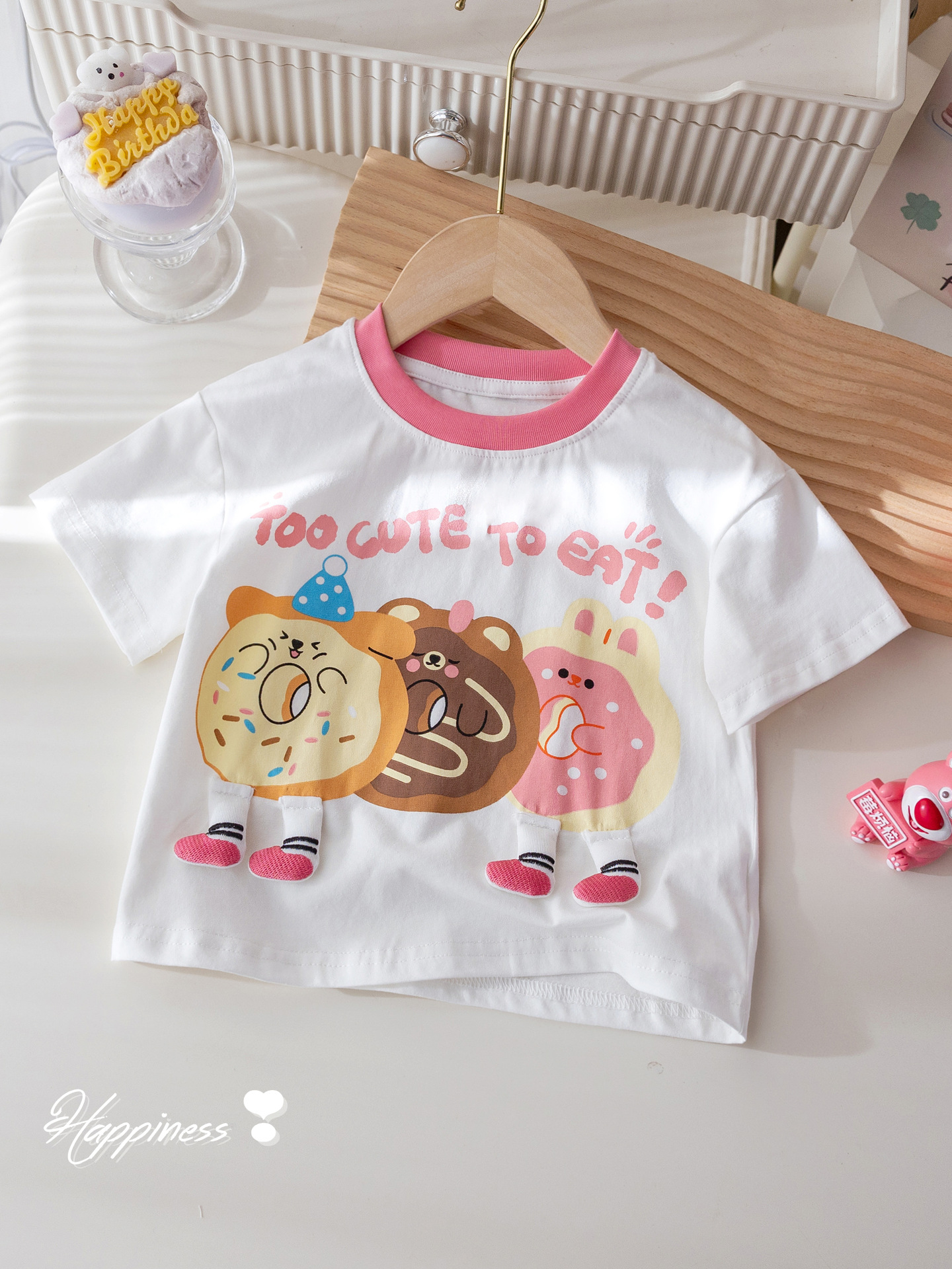 女の子の夏の半袖のtシャツのかわいい漫画のプリントの立体の人形の半袖のベストの赤ちゃんの洋気は色の上着にぶつかります。