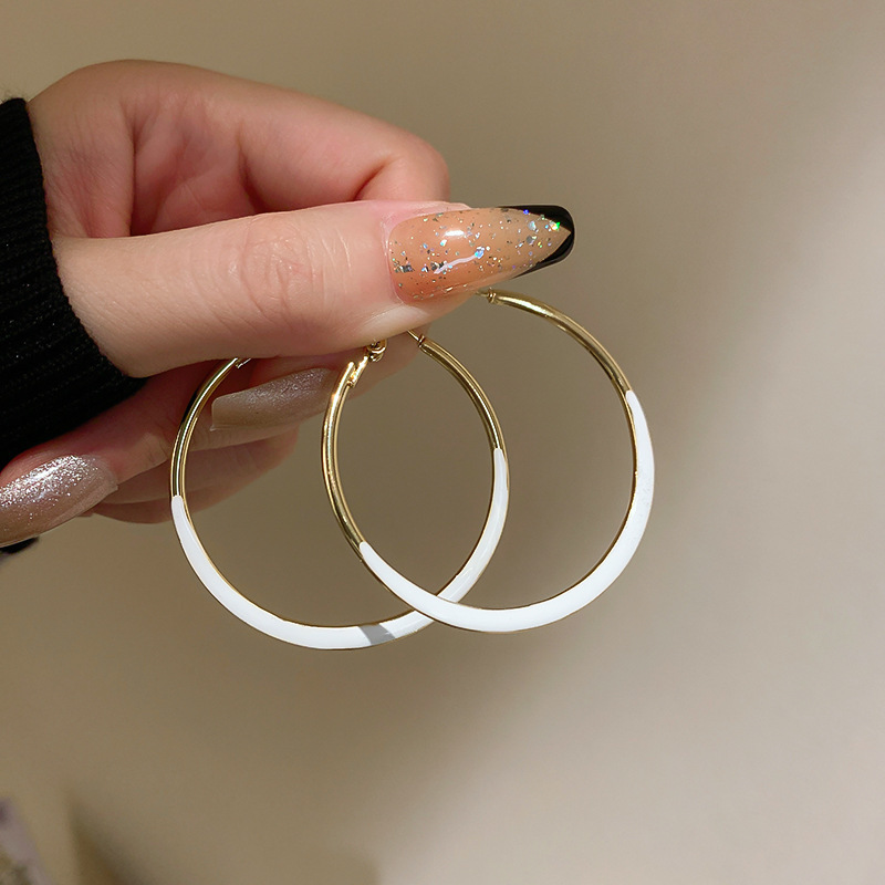 Pendientes de perlas de aceite con goteo de aguja de plata Pendientes de todo fósforo de moda, lujo ligero, joyería retro de alta gama al por mayor, fabricante de Yiwu