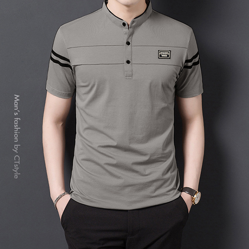 [Se puede agregar una marca de lavado en inglés] Camiseta de verano para hombres, cuello alto de moda, hombres de moda, jóvenes delgados, mangas cortas