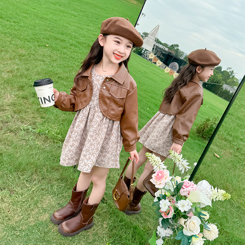 Conjunto de dos piezas para niñas chaqueta de cuero y falda floral – moda primavera-otoño 2025.