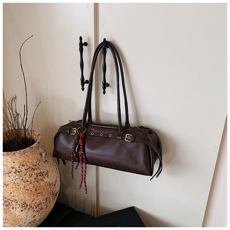 Túi xách baguette nữ phong cách retro, túi đeo tay và kẹp nách thời trang, kiểu dáng gối mềm mại — Burgundy không có mặt dây chuyền, Màu nâu không có mặt dây chuyền, Màu đen không có mặt dây chuyền, Màu nâu với mặt dây chuyền chi tiết 33