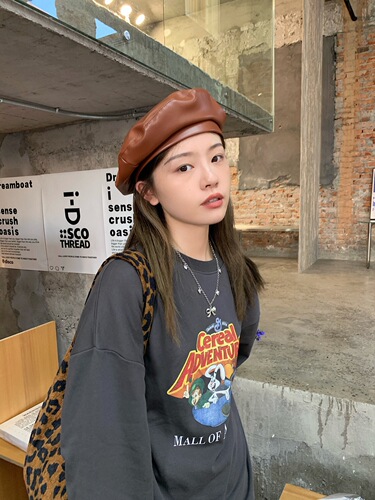 Korean-style new women's spring and autumn hat—popular online, made of PU leather, featuring a vintage, fashionable painter's cap design that’s trendy, versatile, and comes with a flat brim for a chic look.