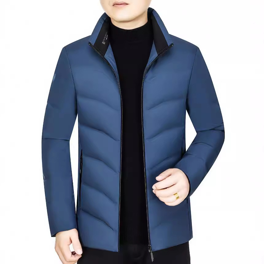 冬の新型ダウンジャケット男性のショートタイプの軽薄で厚手の防寒コートの中で青年男性のカジュアルなアヒルの綿毛の服は代行します。