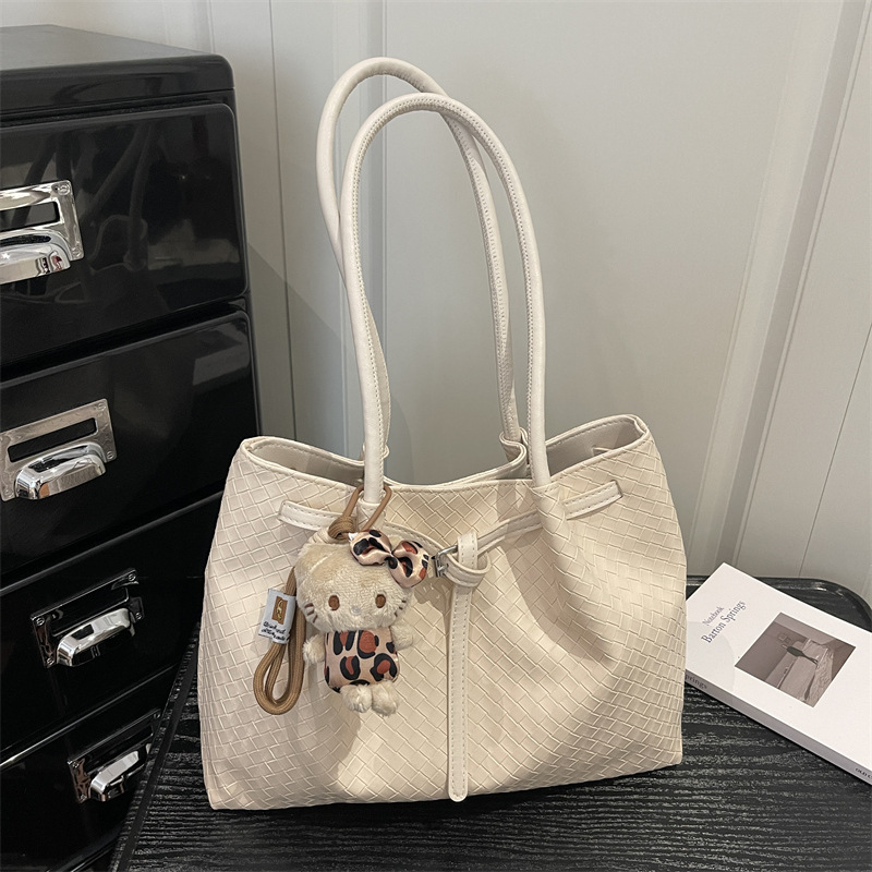 Versátil, simple, elegante, textura superior, primavera y verano, 2026 nueva bolsa de hombro para mujeres de viajes casuales de color sólido, plegado