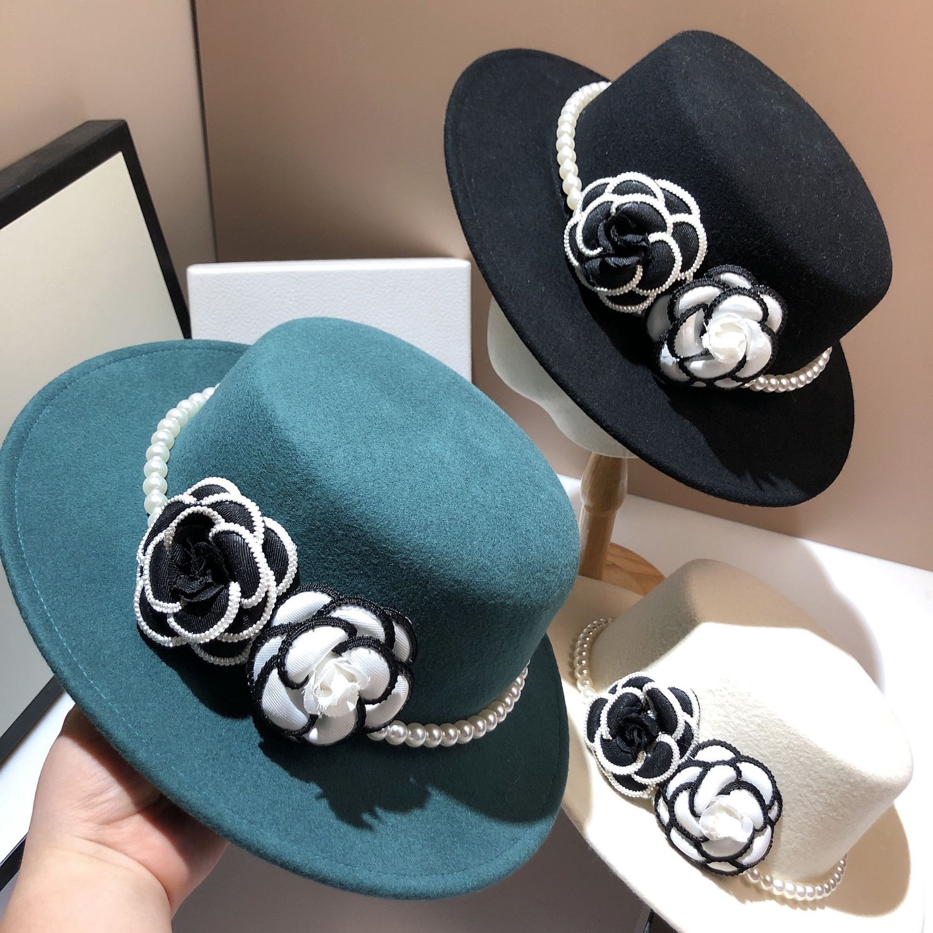 Women's Elegant Retro Solid Color Flowers Wide Eaves Fedora Hat display picture 2