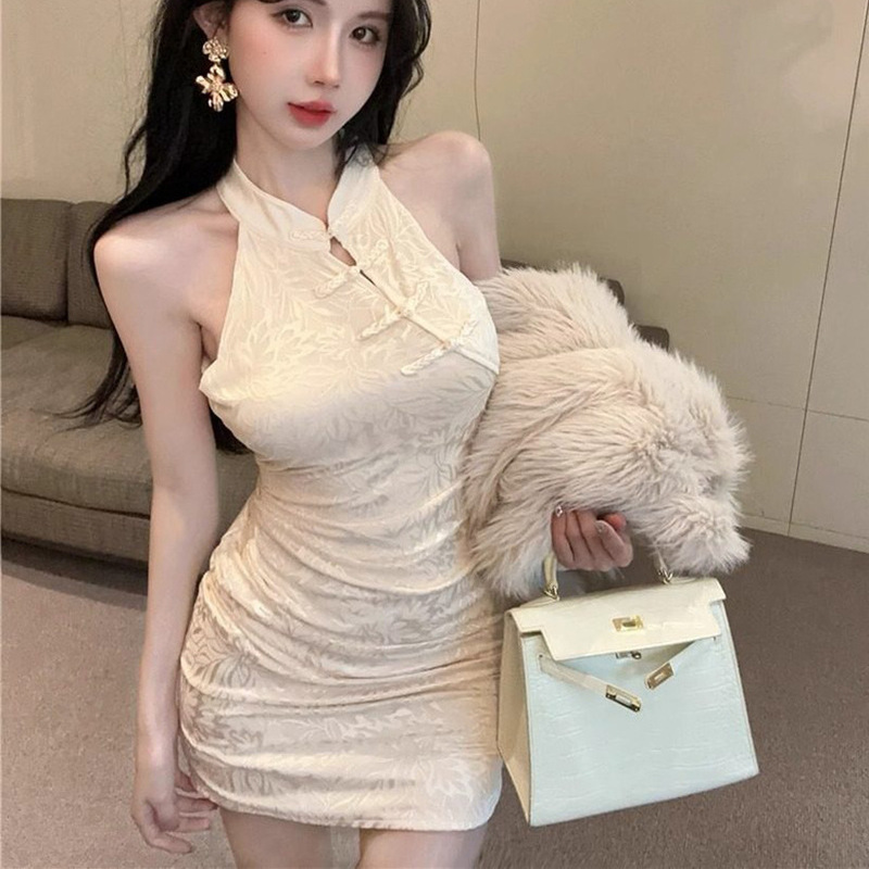 Summer New Chinese-Style Halter-Neck Cheongsam Dress with Buttoned Design for Petite Women, Waist-Cinching, Hip-Hugging Short Skirt in a Sexy Style Summer New Chinese-Style Halter-Neck Cheongsam Dress with Buttoned Design for Petite Women, Waist-Cinching, Hip-Hugging Short Skirt in a Sexy Style
