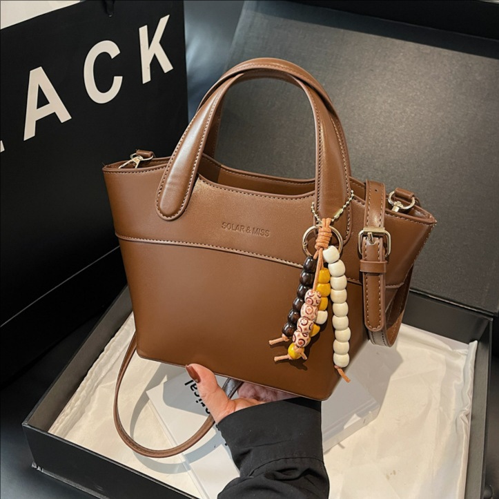 Bolsa de cubo portátil de color contrastante bolso de viaje retro mujer otoño / invierno 2025 nueva moda versátil bolso de hombro