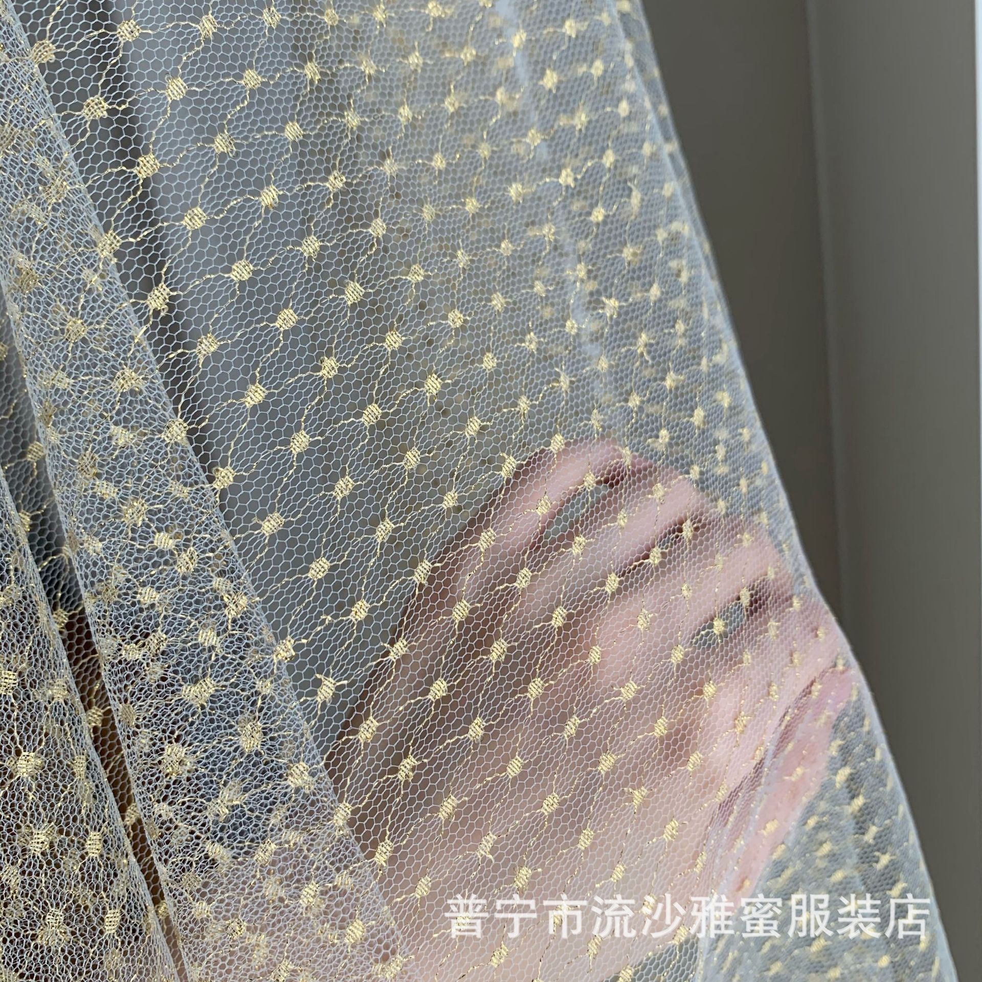 Medio y gran tela de nylon hilo de oro en forma de diamante jacquard tela de malla brillante vestido exterior solo mosquitero tela de tela en stock