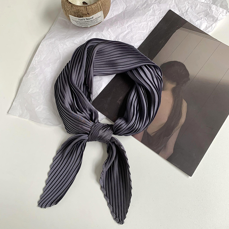 Pañuelo de seda de alta calidad nuevo estilo de color sólido arrugado bufanda de seda para mujer bufanda en forma de diamante versión coreana de la bufanda de seda de imitación pequeña bufanda en la cabeza banda para el cabello