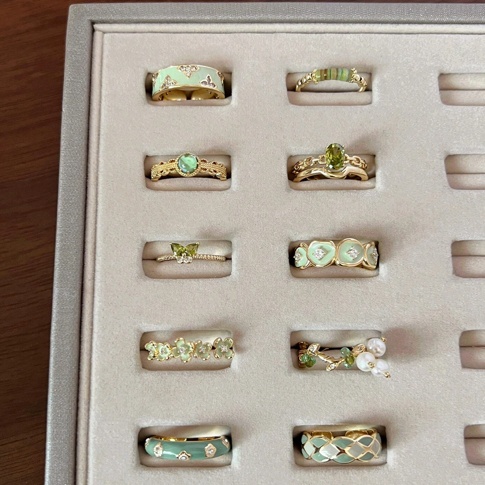Кольцо, эмалированное маленькое изображение бабочки, западный стиль, золотистый оттенок, деликатный размер