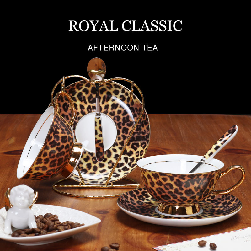 Leopardo de lujo ligero hueso de porcelana taza de café y plato conjunto de taza de té europea en línea exquisita taza de cerámica plato clásico alto valor nominal