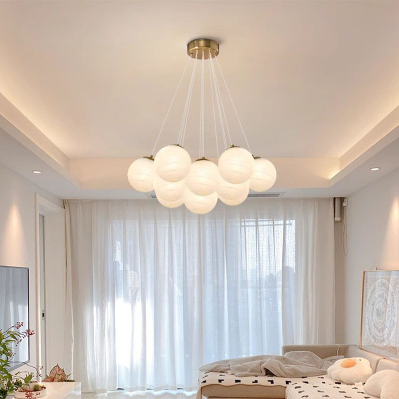 Lámpara francesa nube viento dormitorio nuevo estilo de crema ligera simple candelabro lámpara de red de vidrio invitados bola roja ahora