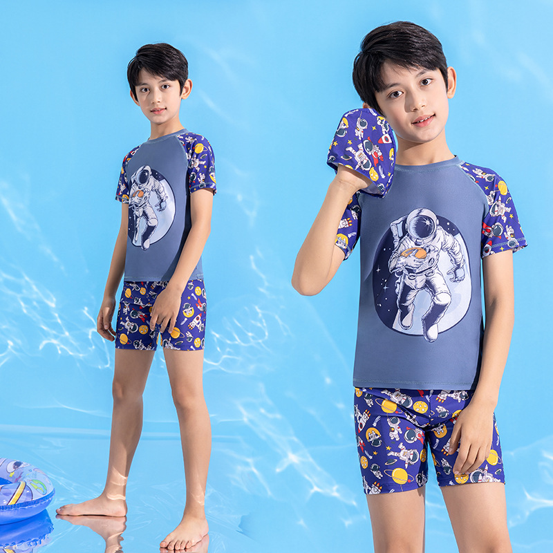 Nuevo traje de baño de verano para niños, conjunto de traje de baño conservador de secado rápido con dibujos animados de anime y gorro de natación adicional