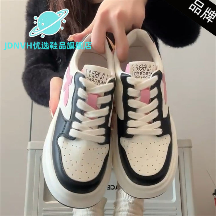 Muffin de fondo grueso zapatos blancos zapatos de skate cruzados para mujeres 2024 primavera nuevo nicho de diseño de popularidad en línea zapatillas deportivas casuales