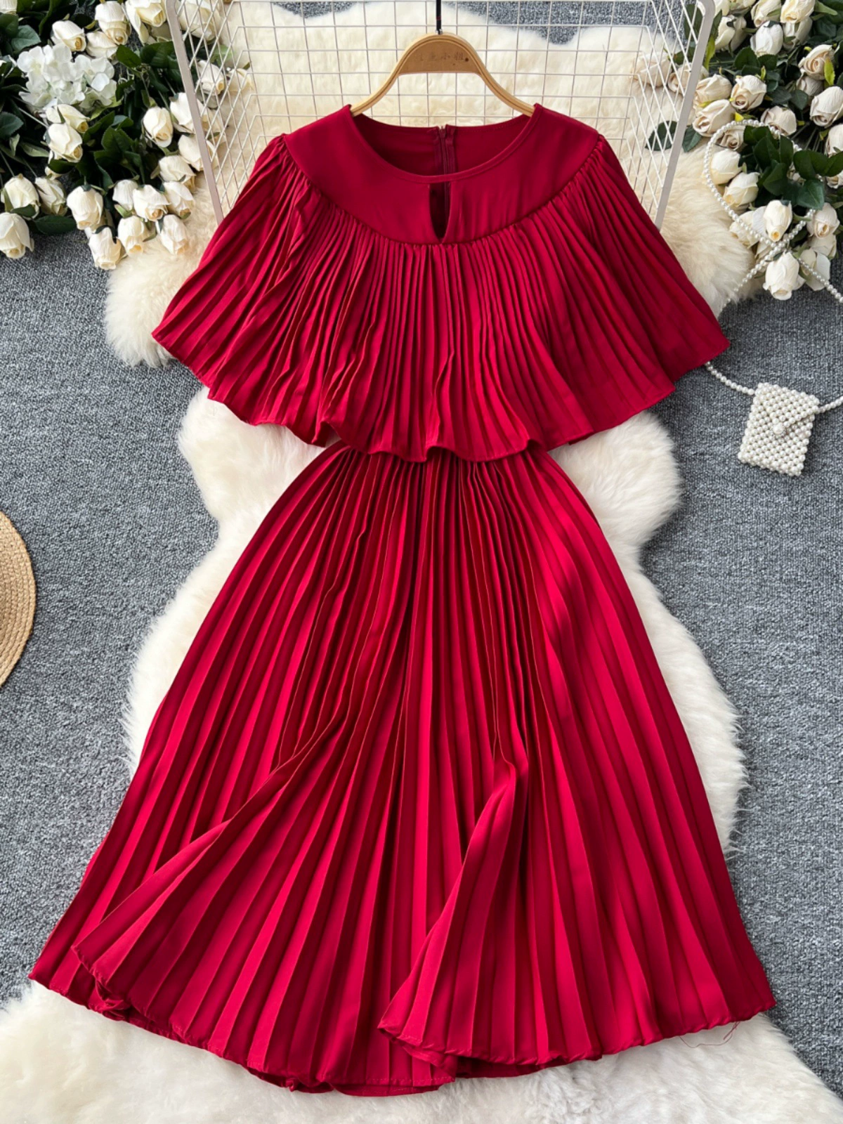 Корейская версия простого платья высокого уровня женского летнего плиссированного дизайна светлого и роскошного темперамента