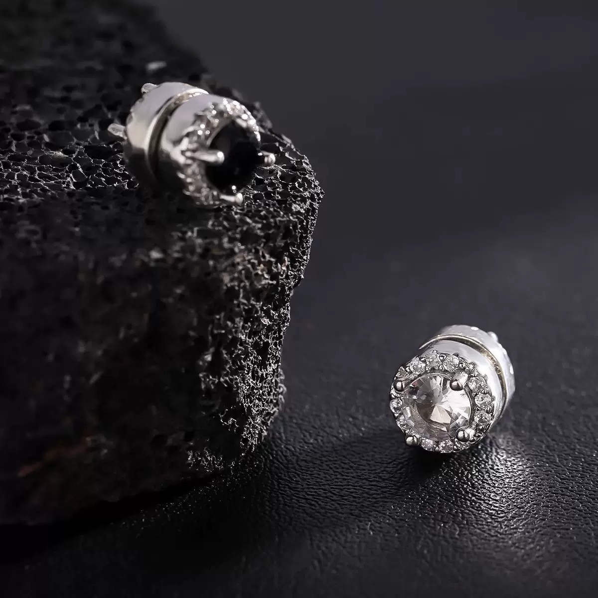 Star-Shaped Clip-On Earrings for Men and Women, No Piercing Needed, Non-Slip, Elegant and High-End Feel, Unique Design, Non-Pierced Ear Cuffs