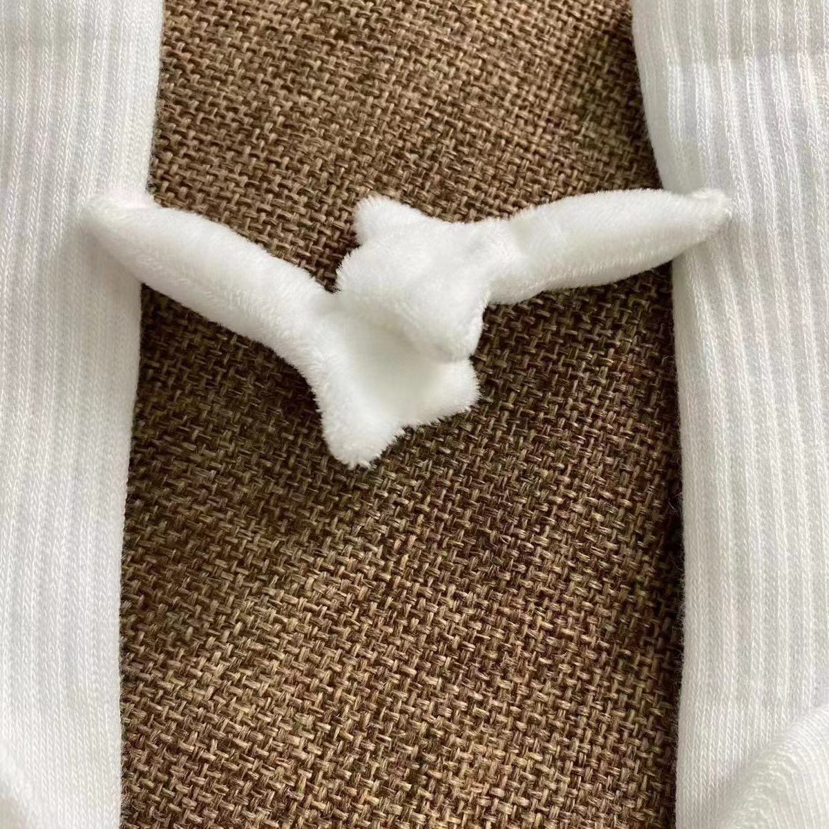 Calcetines de mano de cara sonriente transfronteriza calcetines de media pantorrilla hombres y mujeres de moda pareja magnética personalizada calcetines de mano calcetines de estudiante en blanco y negro